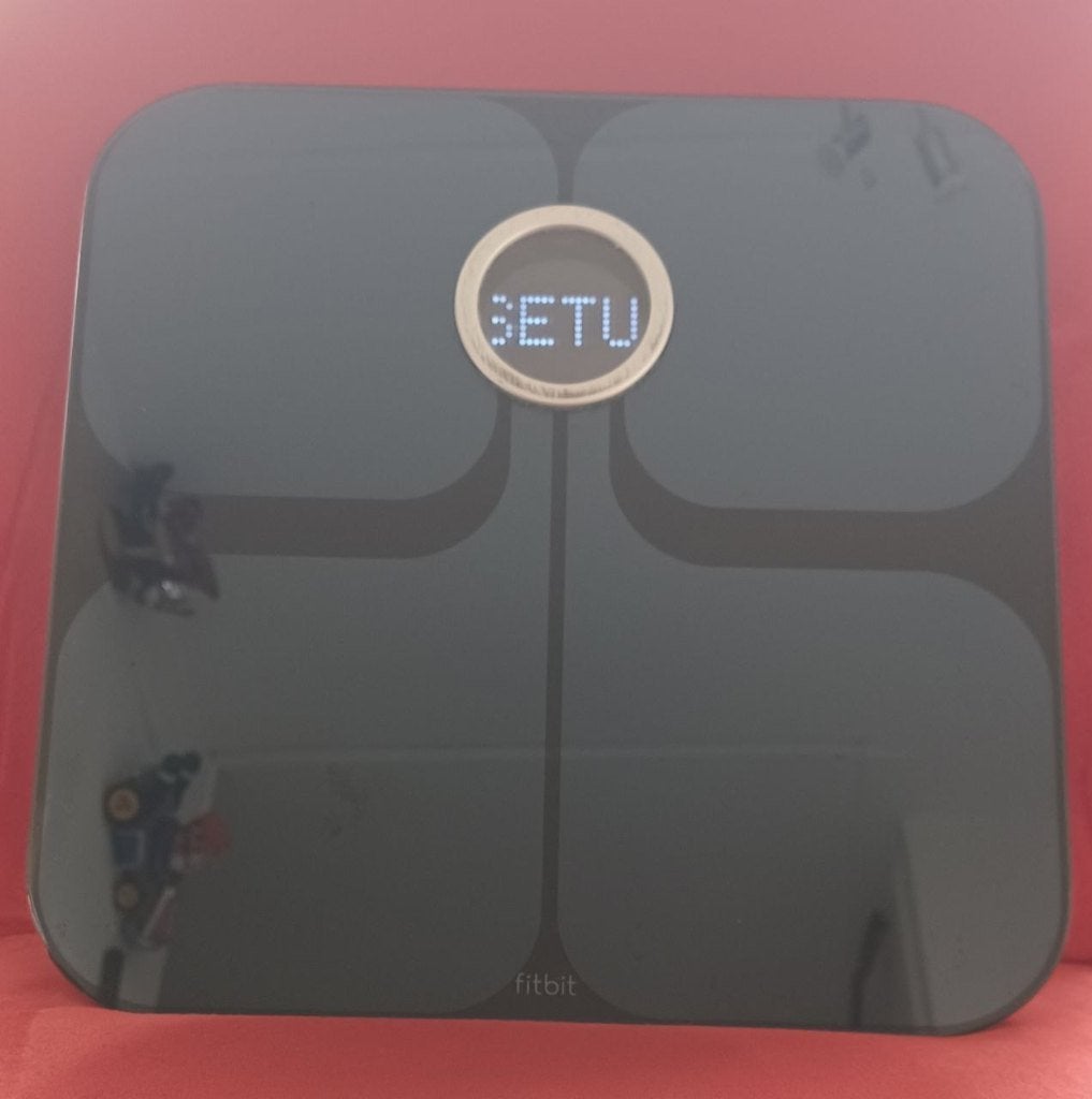 Fitbit aria WiFi slimme weegschaal, Gebruikt, 1 tot 500 gram, 100 kg of meer, Ophalen of Verzenden