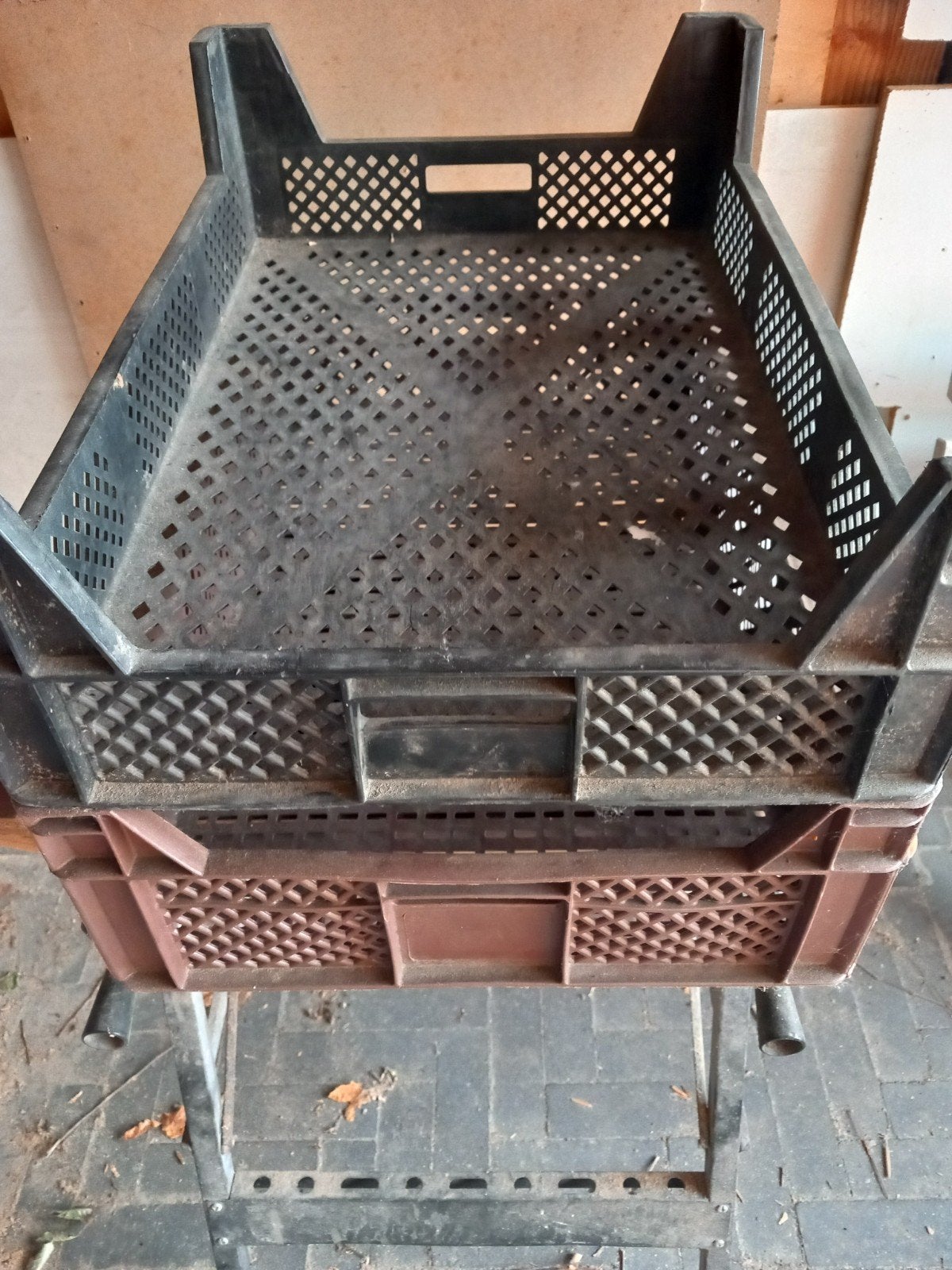 Stevige zwarte plastic krat, Doe-het-zelf en Verbouw, Kratten en Dozen, Ophalen, Gebruikt, 40 tot 60 cm, 50 tot 75 cm