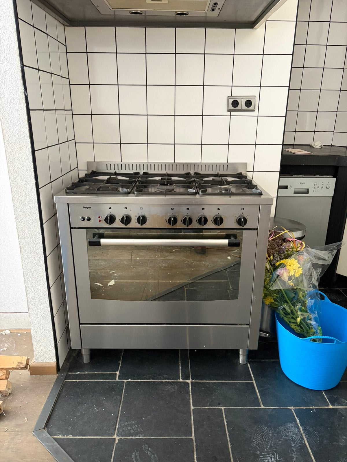 Grijs, 6 pits fornuis met oven, Ophalen, 4 kookzones, Zo goed als nieuw, Inbouw