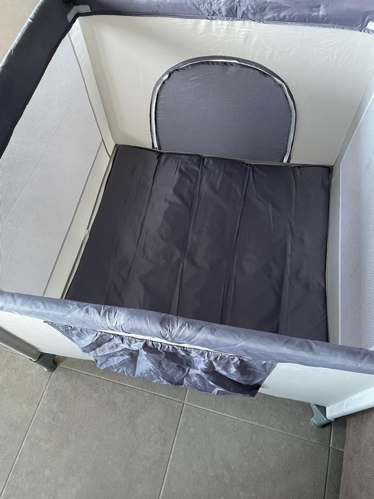 Handige en stevige campingbox/box voor baby's, Ophalen of Verzenden, Gebruikt, Vierkant, Wieltjes
