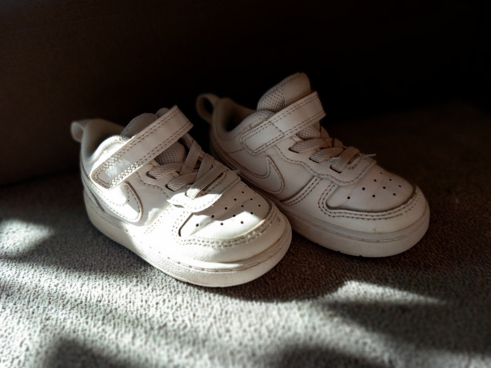 Witte Nike sneakers maat 22 met lichte gebruikssporen, Gebruikt, Ophalen of Verzenden, Nike, Jongen of Meisje