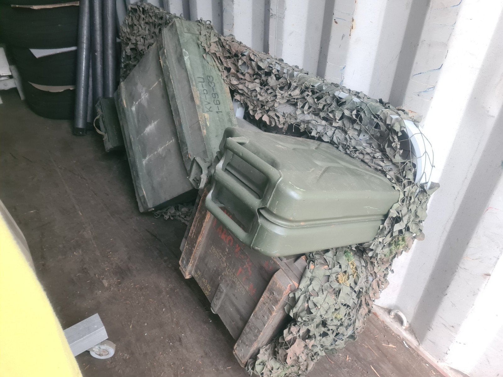 Dakdrager met diverse leger spullen, Verzamelen, Militaria | Algemeen, Ophalen, Overige soorten, Nederland, Kist of Geocache