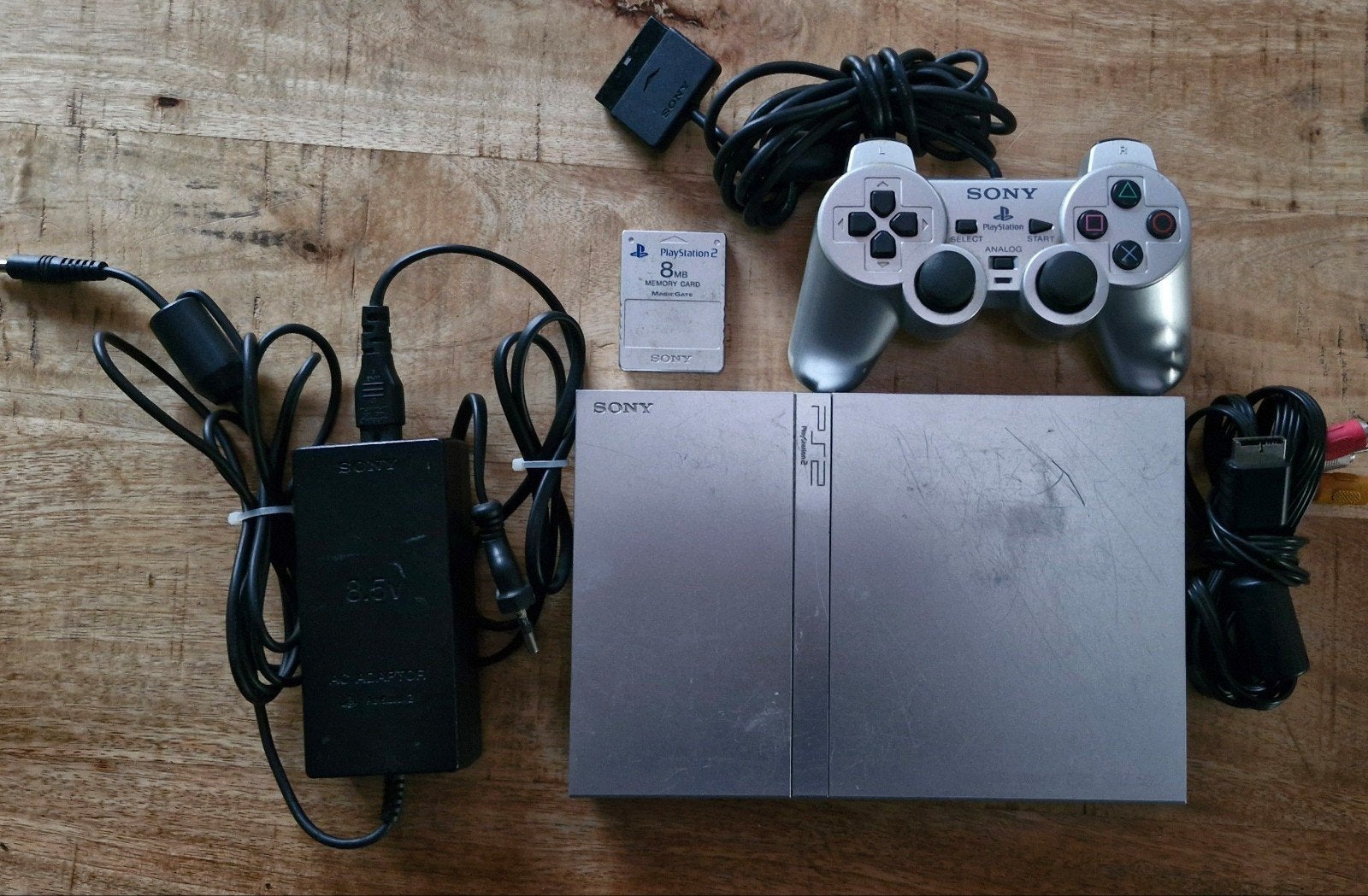 Sony PlayStation 2 Slim SCPH-75004 Zilver met accessoires, Spelcomputers en Games, Spelcomputers | Sony PlayStation 2, Gebruikt