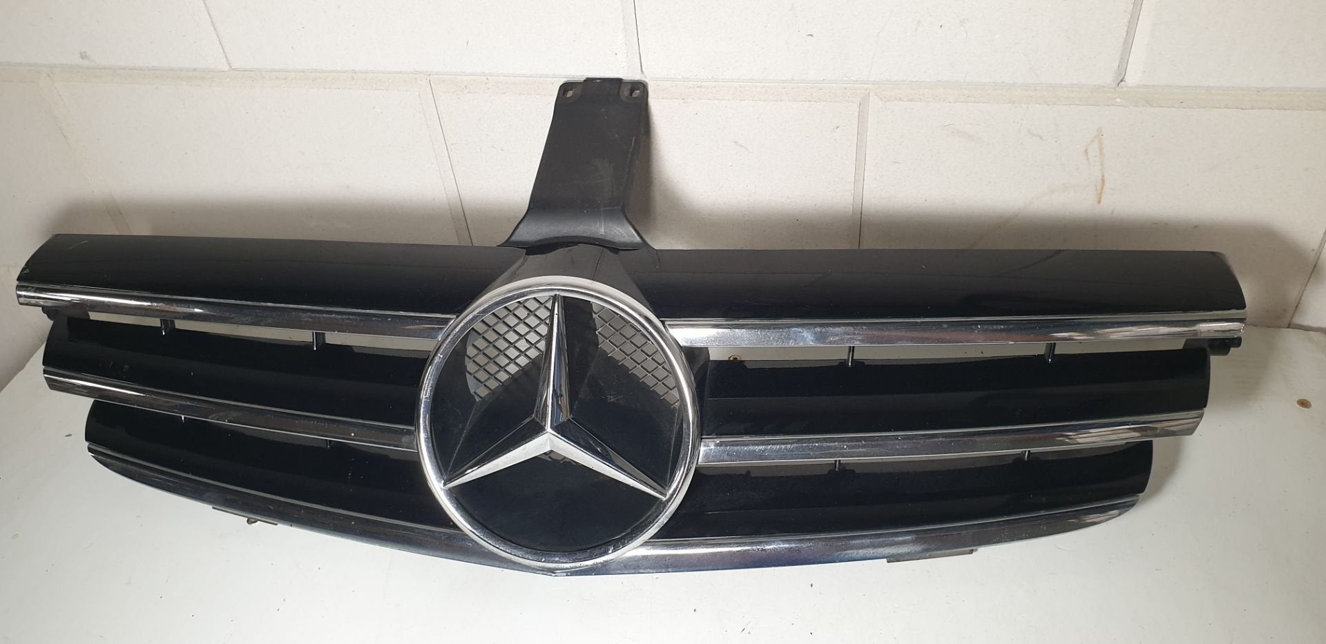 Grille W209 CLK Mercedes zwarte spijlen 2098800023 origineel, Auto-onderdelen, Gebruikt, Mercedes-Benz AG, Voor, Mercedes-Benz