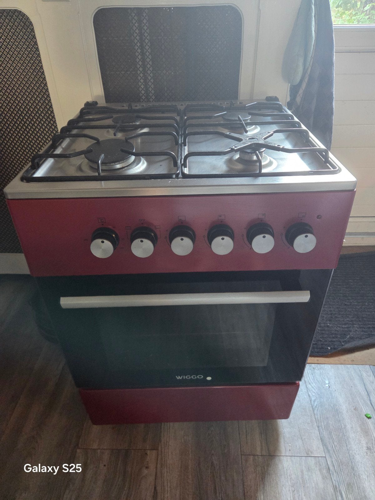 Wiggo Vrijstaand Gasfornuis met Oven - Rood, Zo goed als nieuw, Gas, 85 tot 90 cm, 4 kookzones
