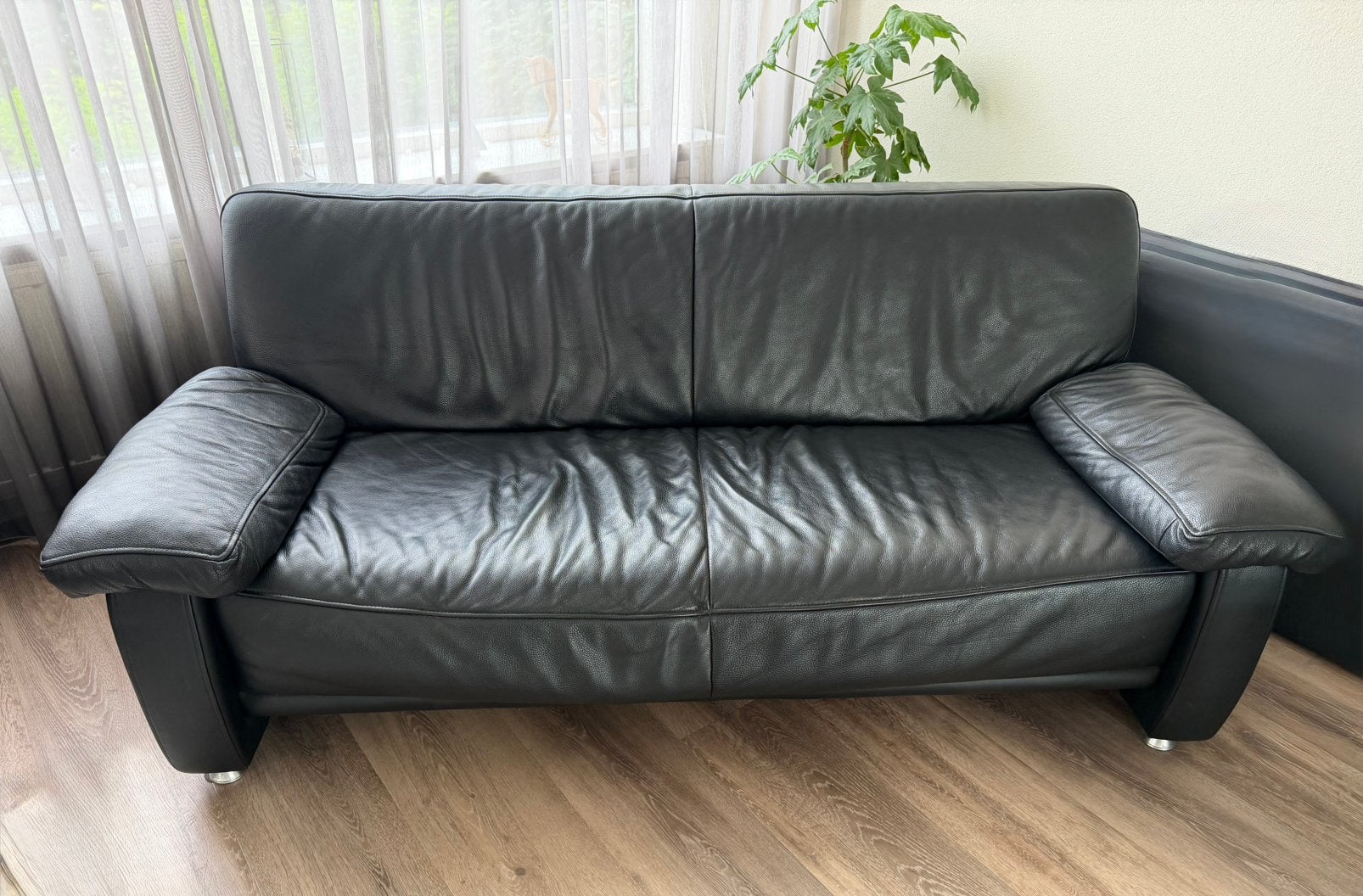 Te koop Zwarte leren 2,5 persoonsbank ook nog een 2 zits, Ophalen, Gebruikt, 150 tot 200 cm, Tweepersoons