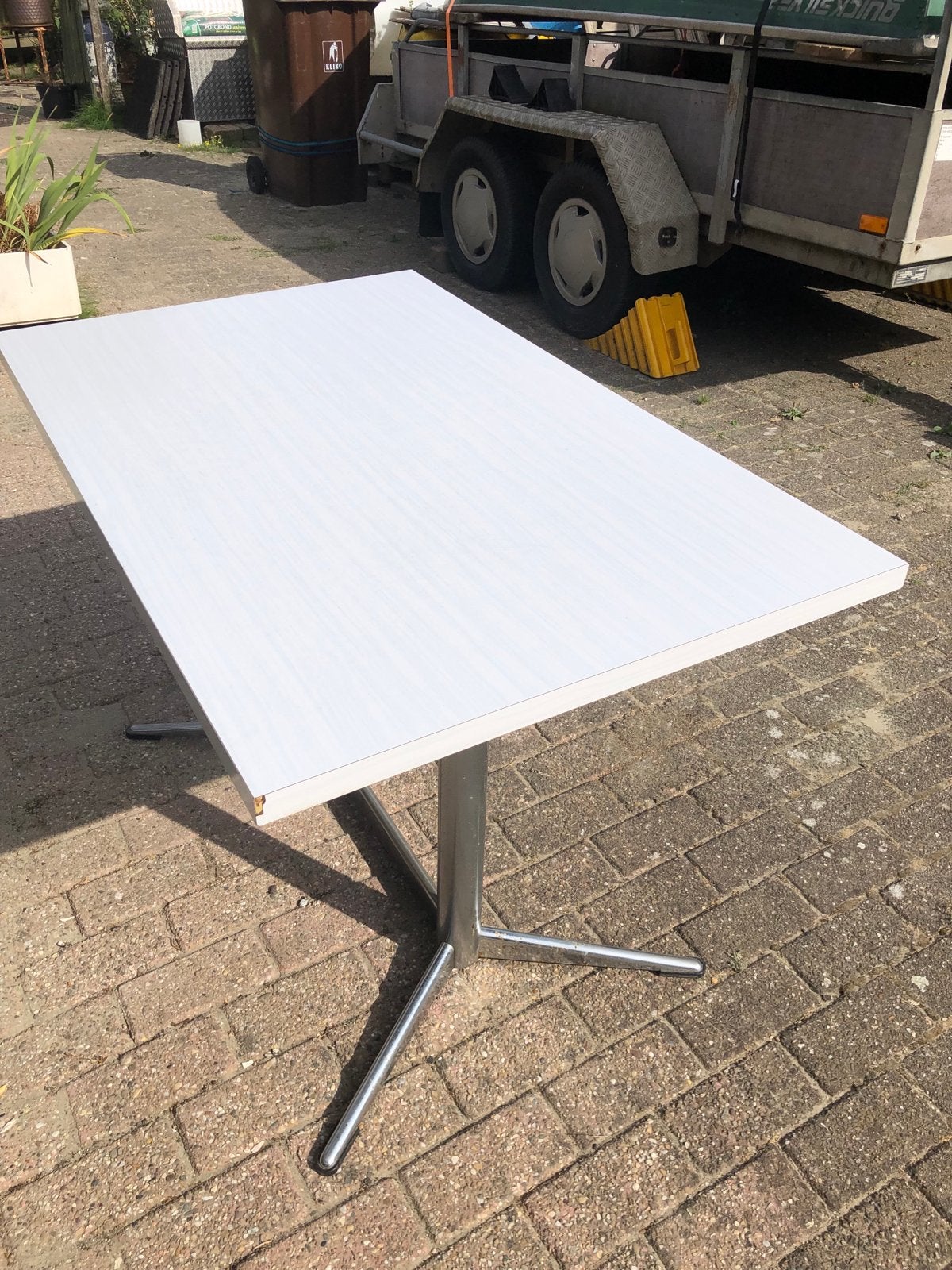 Witte rechthoekige formica tafel met metalen onderstel, Ophalen, Gebruikt, 100 tot 150 cm, 50 tot 100 cm