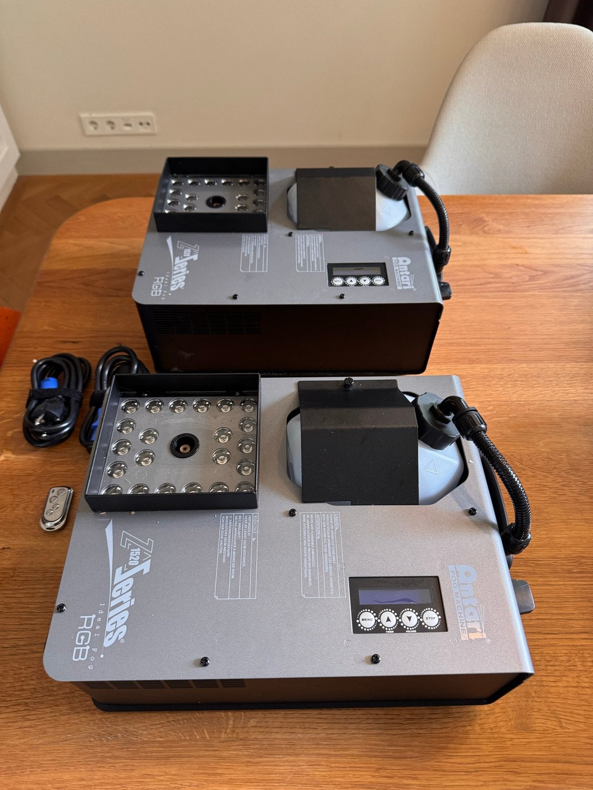Antari Z-Series Z1520 RGB Rookmachines (2 stuks), Ophalen, Zo goed als nieuw, Rookmachine, Kleur