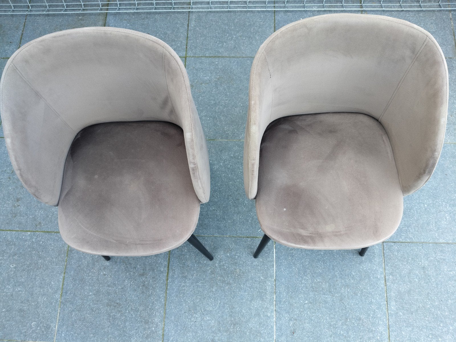 Twee velvet eetkamerstoelen met zwarte pootjes, Ophalen, Zo goed als nieuw, Zwart, Twee