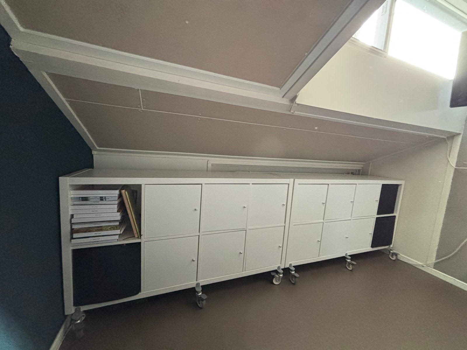 2x IKEA kallax kast met wielen en inzet met deur, Ophalen, Gebruikt