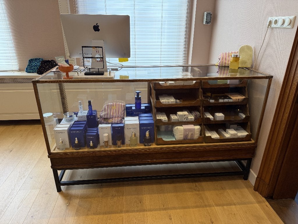 Engelse antieke vitrinekast, Ophalen