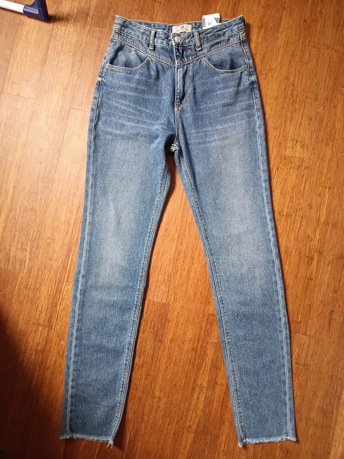 Nieuwe LTB mom jeans spijkerbroek, slimfit, Arlin C, 27/32, Kleding | Dames, Ophalen of Verzenden, Nieuw, Blauw, W27 (confectie 34) of kleiner