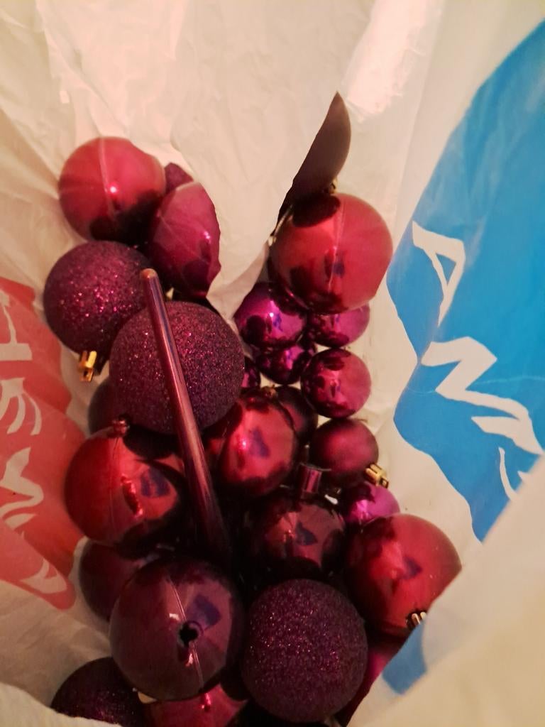 Paarse kerstballen, Ophalen