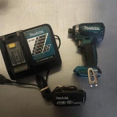 Makita DTD153 slagschroevendraaier met 5.0Ah accu en lader, Ophalen of Verzenden