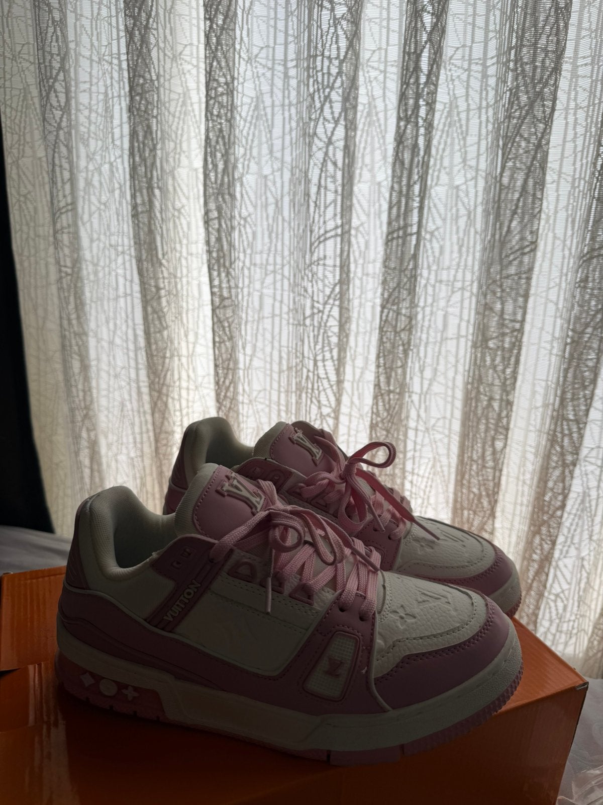 Lv sneakers, Overige kleuren, Ophalen of Verzenden, Sneakers of Gympen, Zo goed als nieuw