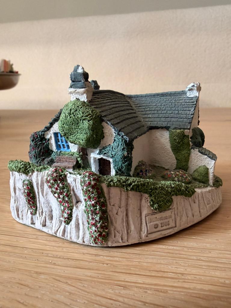 Lilliput Lane “Milestone” 1995 –Handgemaakt Cottage Huisje, Diversen, Kerst, Allbranstore, Gebruikt, Info@allbranstore.nl, Tilburg