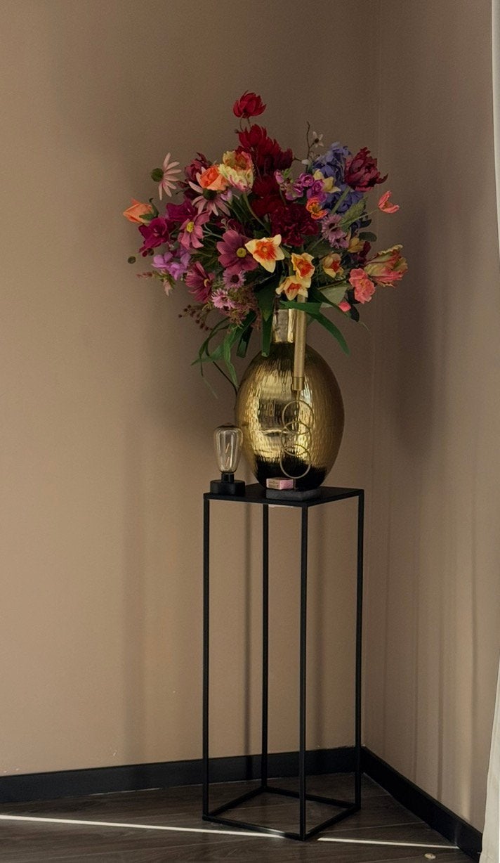 Plantenzuil met goudkleurige vaas met luxe zijdeboeket, Huis en Inrichting, Woonaccessoires | Zuilen en Pilaren, Ophalen, Zo goed als nieuw