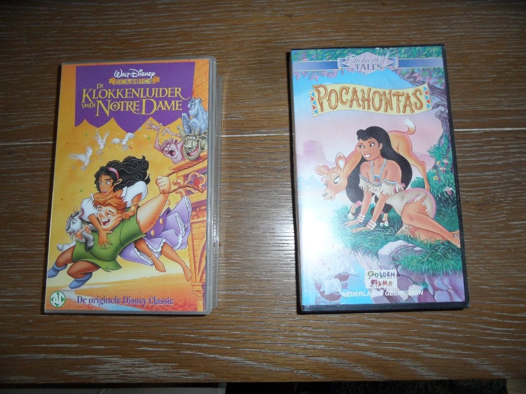 2x kinderfilm (Klokkenluider van Notre Dame en Pocahontas), Gebruikt, Tekenfilm, Alle leeftijden, Ophalen of Verzenden