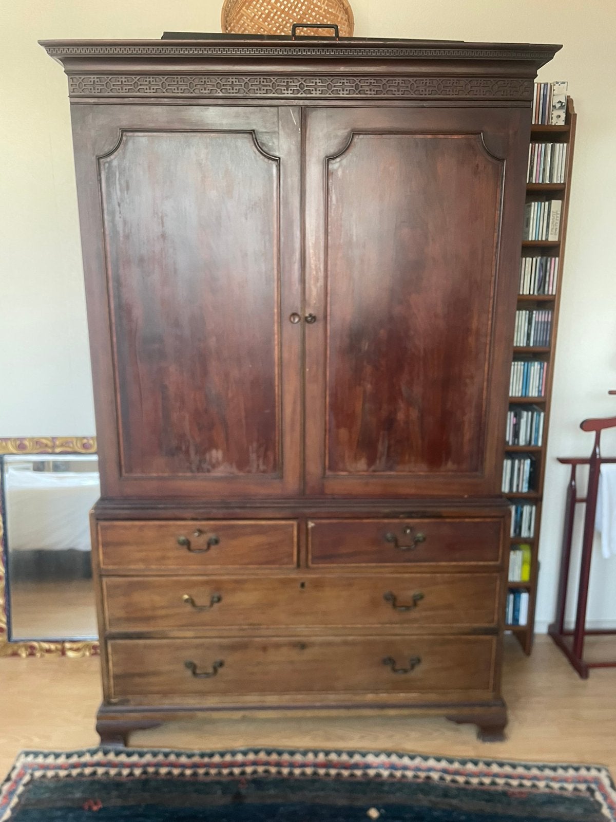 Mahoniehouten kabinet, Ophalen