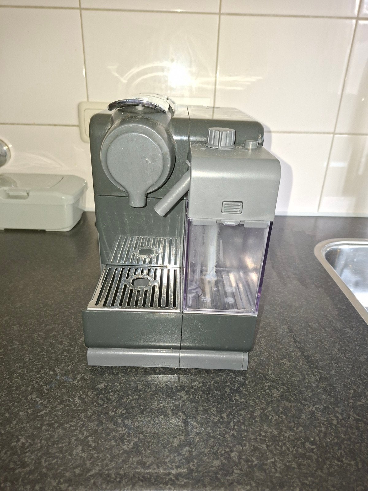 Nespresso De'Longhi Lattissima Koffiemachine, Koffiemachine, Ophalen of Verzenden, Zo goed als nieuw, 1 kopje