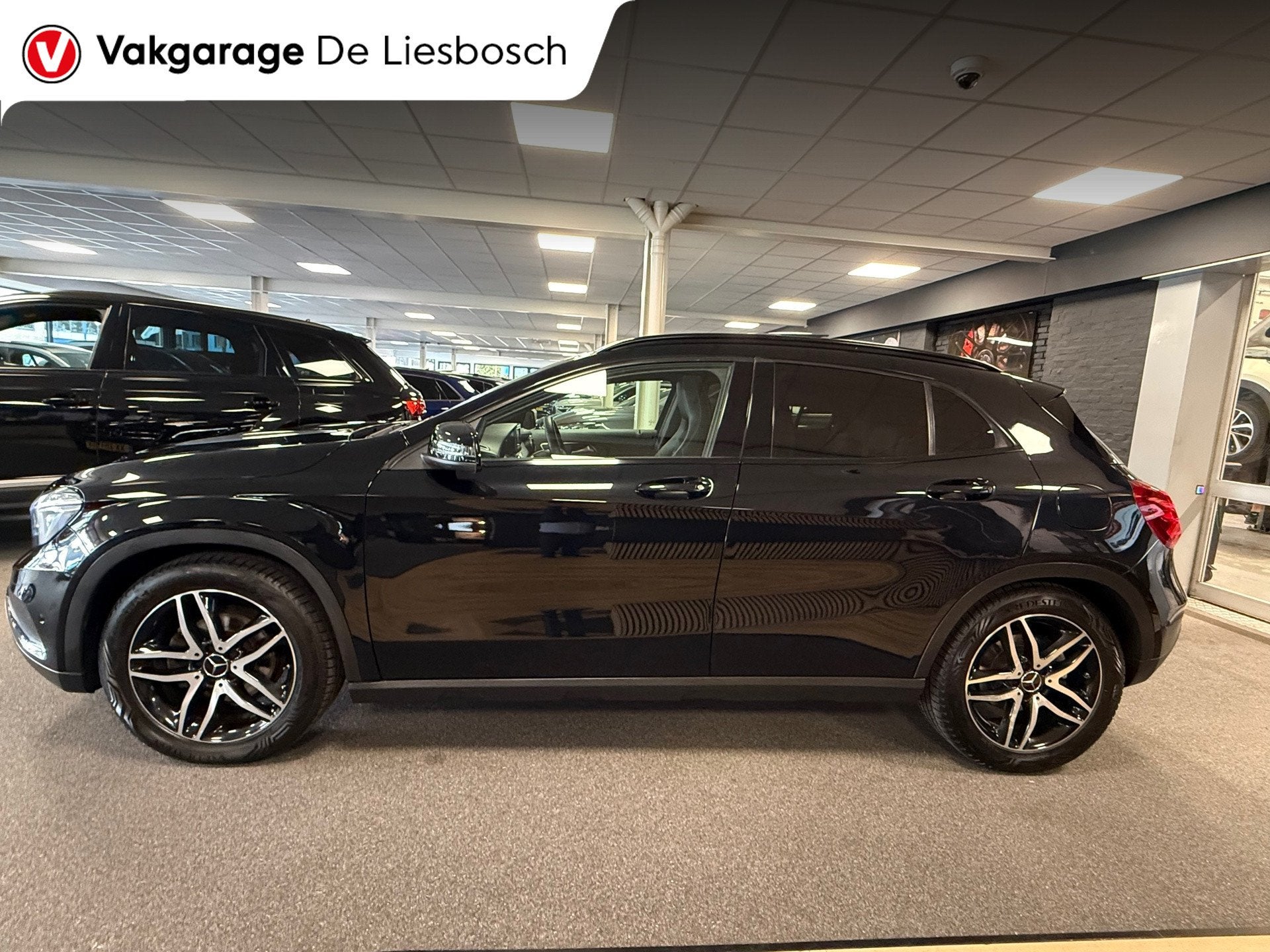 Mercedes-Benz GLA-klasse 200 Edition 1 / Panorama / Night pa, Auto's, Gebruikt, 715 kg, Leder en Stof, Zwart