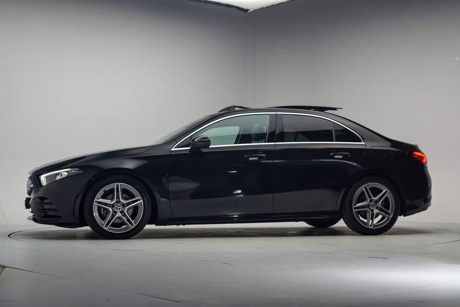 Mercedes-Benz A-Klasse 180 AMG Line Aut. [ Schuifdak Led Hal, Auto's, Mercedes-Benz, Automaat, 136 pk, Gebruikt, 4 cilinders