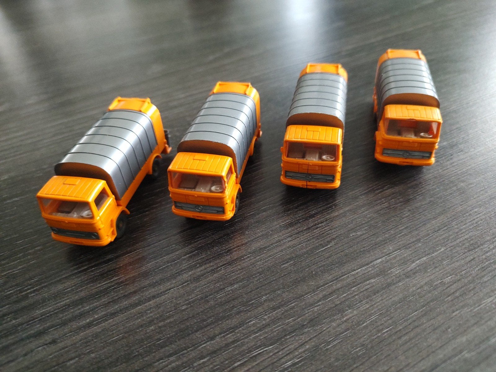 WIKING HO Set van 4 MB LP1317 Kuka Müllwagen 1970/1984, Ophalen of Verzenden, Gebruikt, Bus of Vrachtwagen