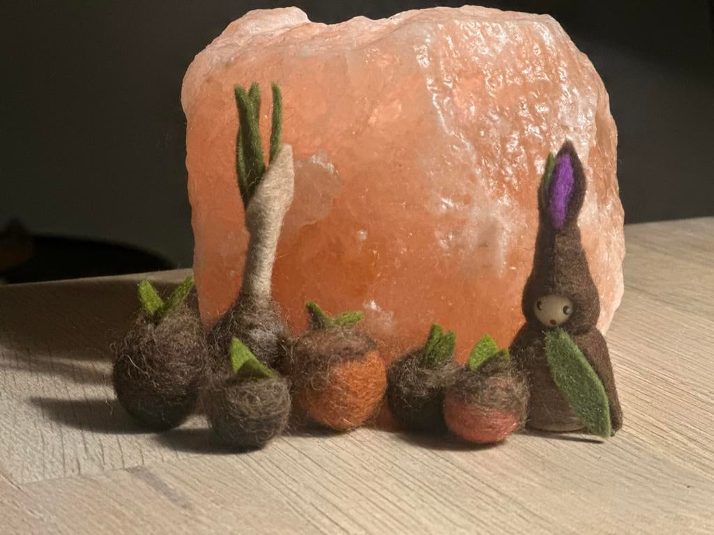 Wortelkindje en kiembolletjes lente seizoentafel wol vilt, Hobby en Vrije tijd, Vilt, Nieuw, Figuurtje(s), Wolvilt, Ophalen of Verzenden