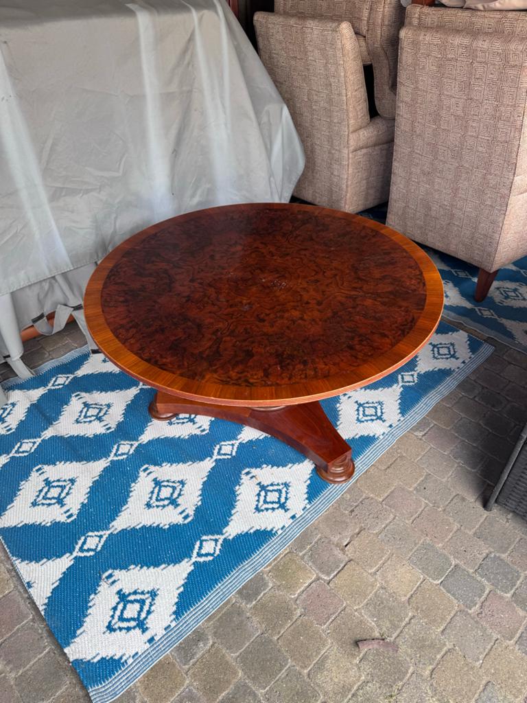 Ronde salontafel met wortelnoten blad, Ophalen