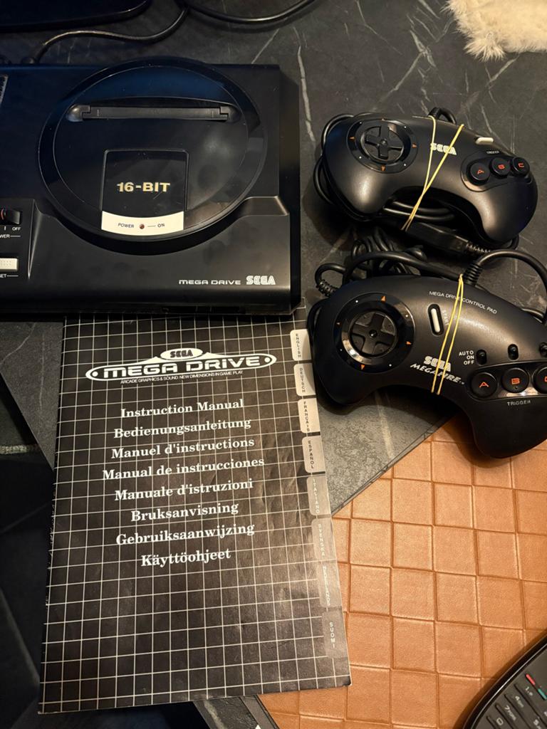 Sega Mega Drive 16-BIT met 2 controllers en handleiding, Spelcomputers en Games, Spelcomputers | Sega, Ophalen of Verzenden, Gebruikt