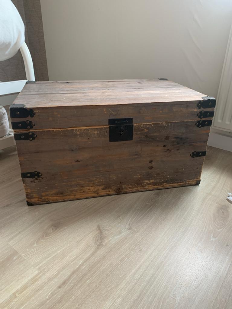 Houten opbergkist / schatkist met metalen beslag, Huis en Inrichting, Woonaccessoires | Kisten, Ophalen, Minder dan 50 cm, Gebruikt