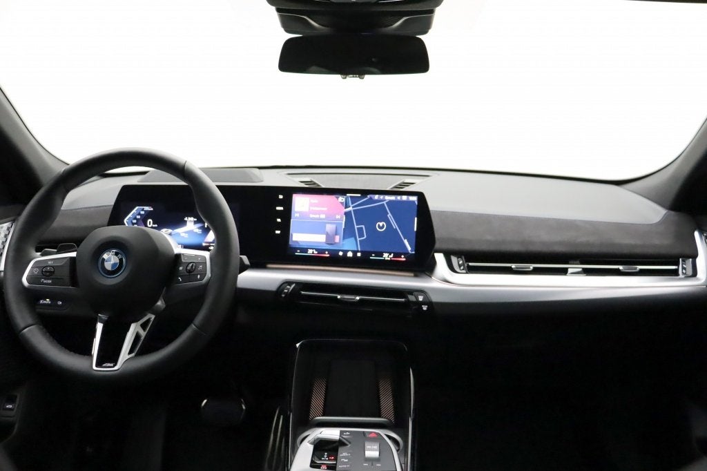 BMW iX2 xDrive30 65kWh | M-Sport | Harman-Kardon | Pano | 31, Automaat, 0 cilinders, 67 kWh, 420 min