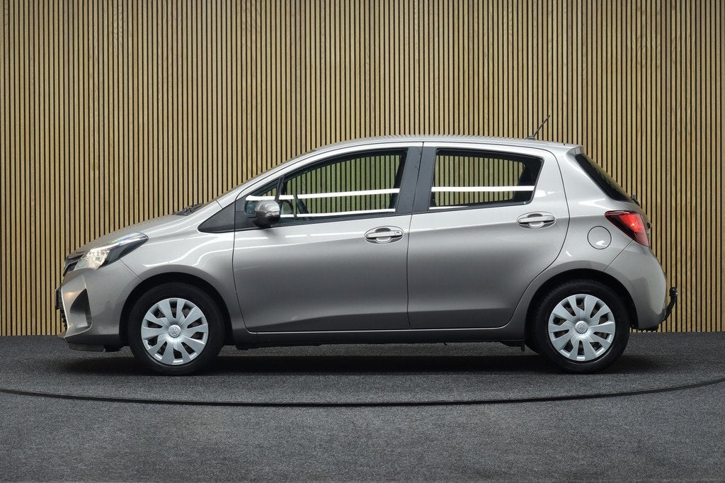 Toyota Yaris 1.3 VVT-i Aspiration | Trekhaak | Cruise-contro, Auto's, Zwart, 4 cilinders, Bedrijf, Handgeschakeld