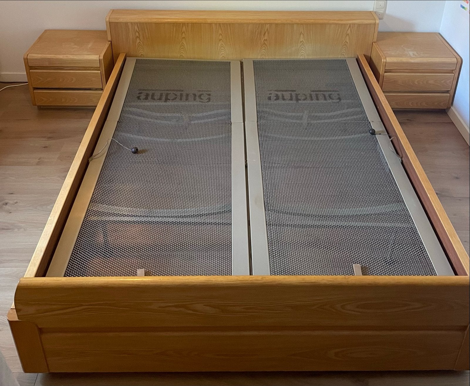 Houten bed 160x200 met Auping bedbodems en nachtkastjes