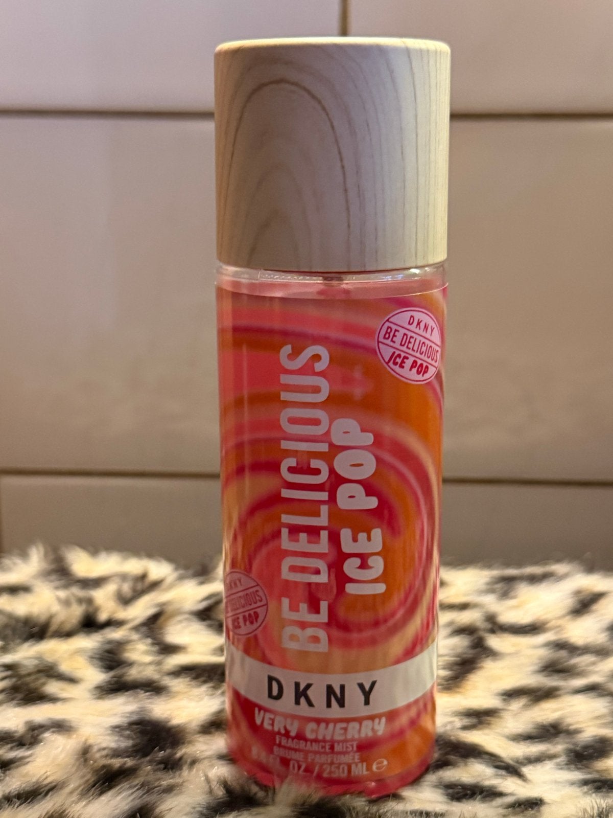 DKNY Be Delicious Ice Pop Very Cherry Fragrance Mist 250ml, Ophalen of Verzenden, Zo goed als nieuw