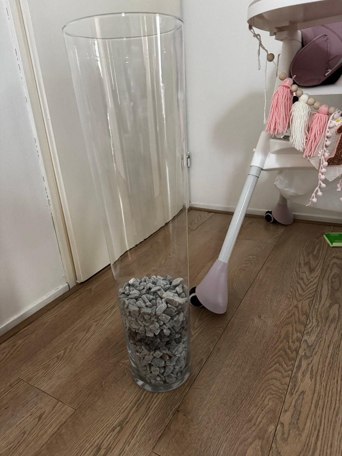 Grote glazen vaas / bloemenvaas - 60 cm hoog met stenen, Ophalen of Verzenden, Zo goed als nieuw, Transparant, Glas