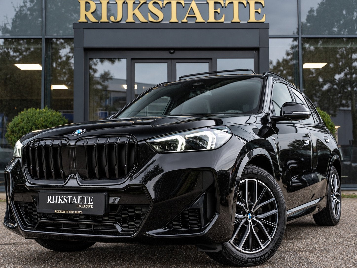 BMW X1 xDrive23i|PANO|H&K|M-PAKKET|HEAD-UP|360°|SFEER|MEMOR, Auto's, Gebruikt, 4 cilinders, Zwart, Leder