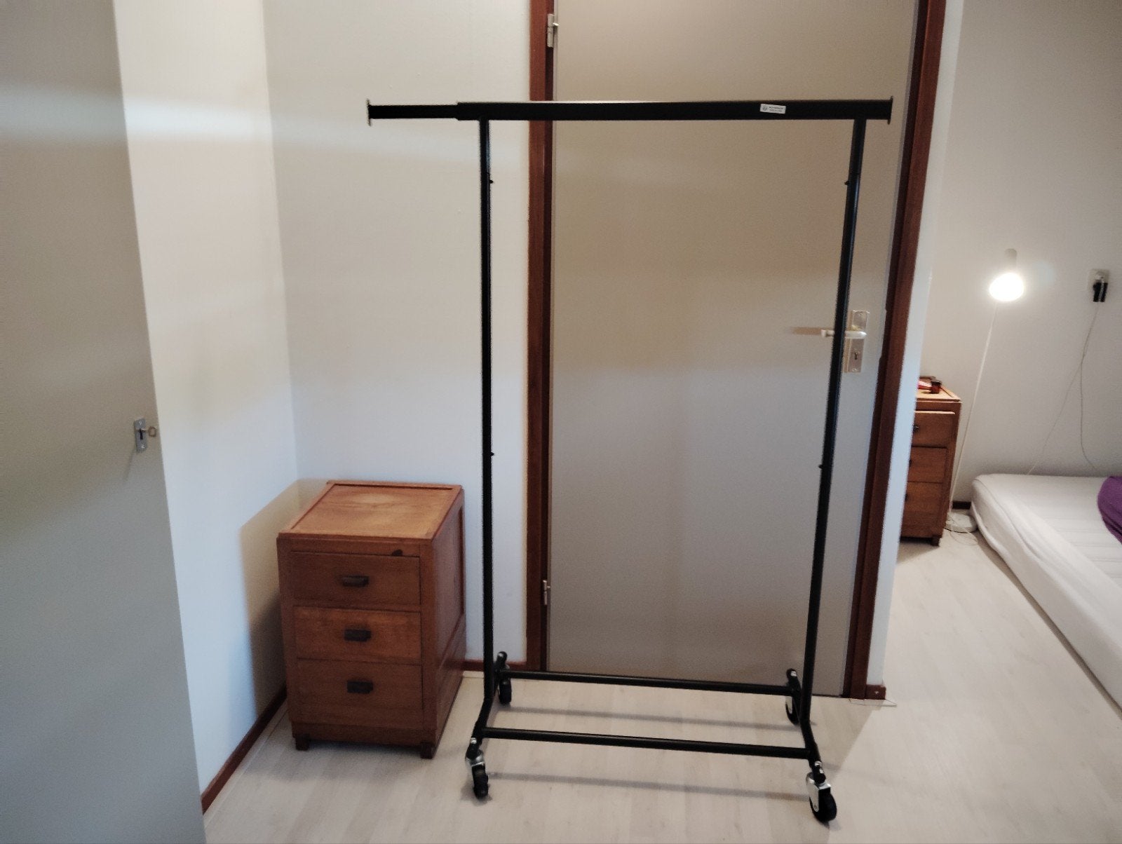 Stevig en stijlvol kledingrek op wielen, zwart, zgan, Ophalen, Minder dan 50 cm, Zo goed als nieuw, Metaal