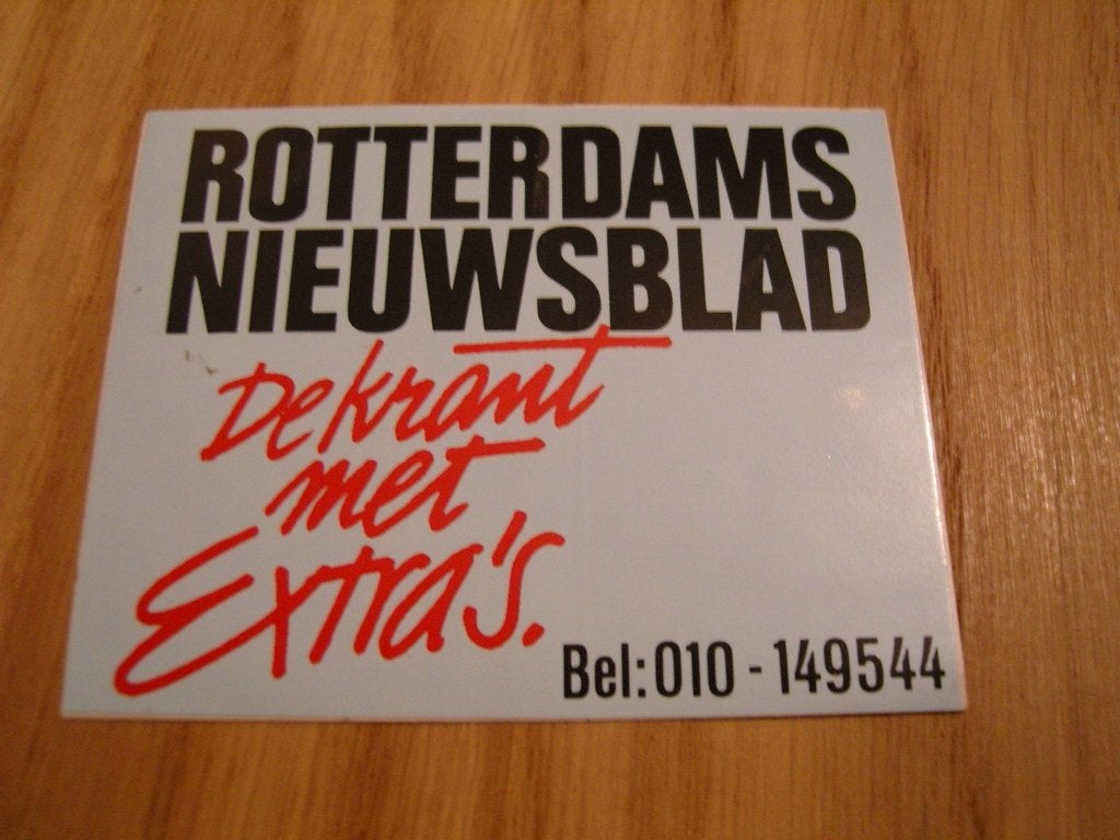 sticker rotterdams nieuwsblad de krant met extra's - rood, Verzamelen, Ophalen, Zo goed als nieuw