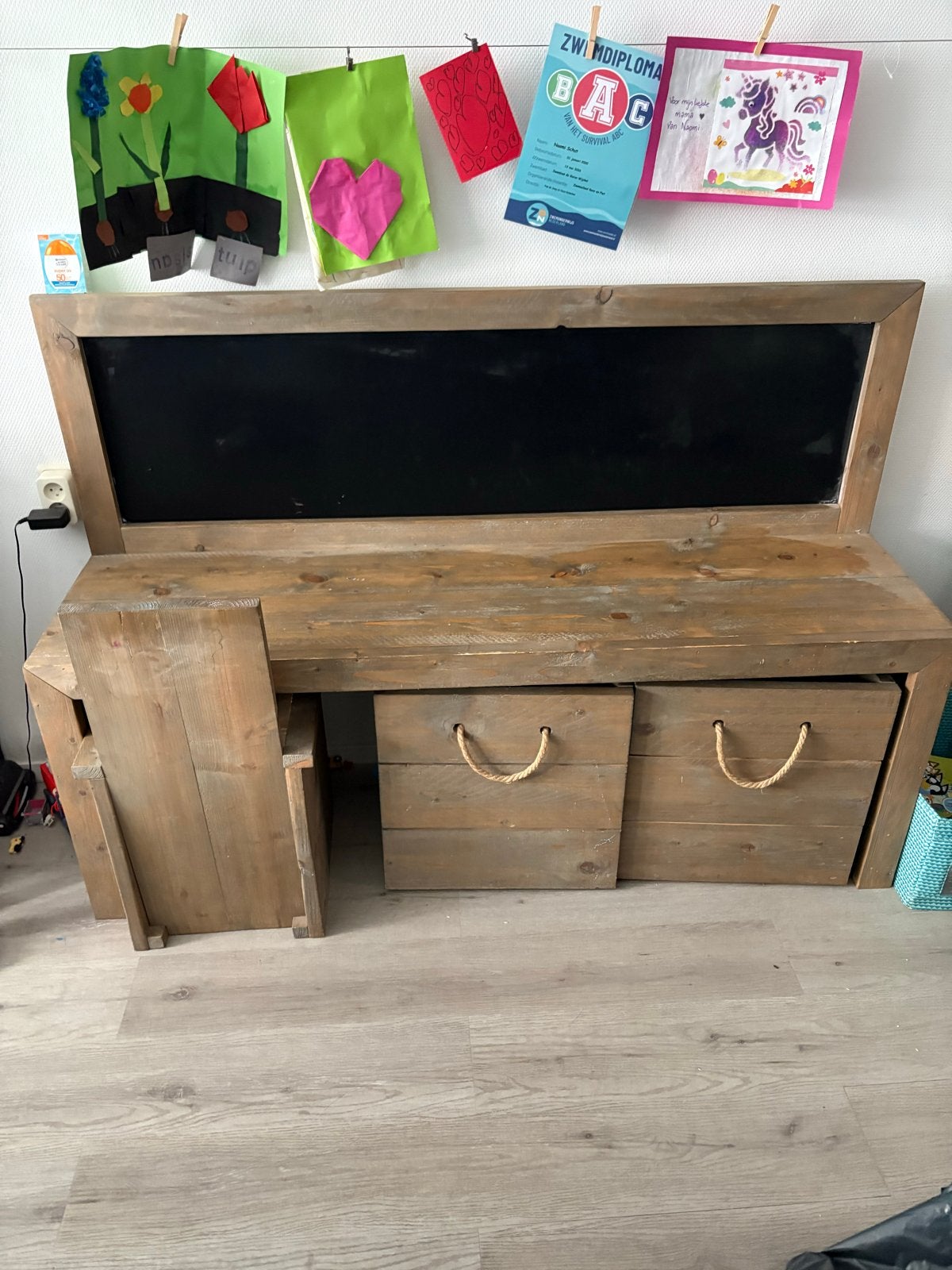 Houten kinderbankje met krijtbord en extra stoel 160x105, Ophalen, Zo goed als nieuw, Tafel(s) en Stoel(en)