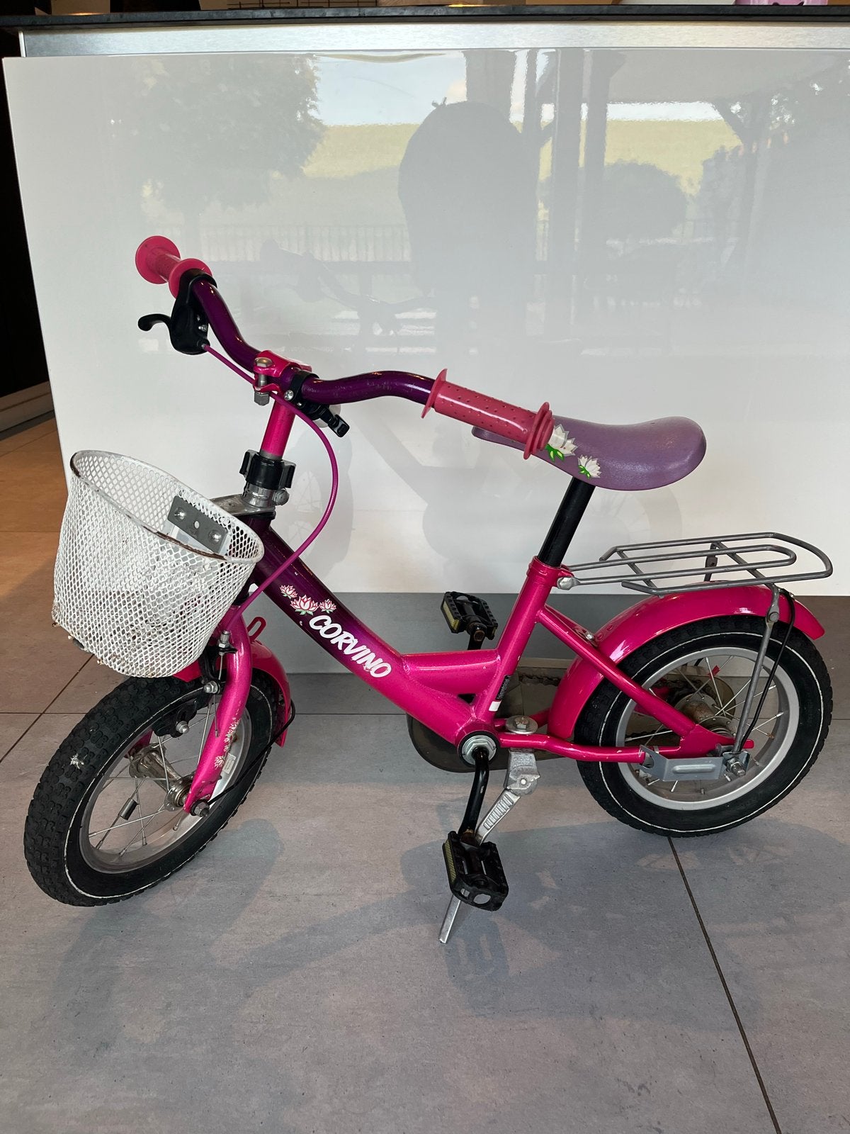 Roze kinderfiets Corvino 12 inch met mandje en bagagedrager, Ophalen, Gebruikt, Terugtraprem, Minder dan 16 inch