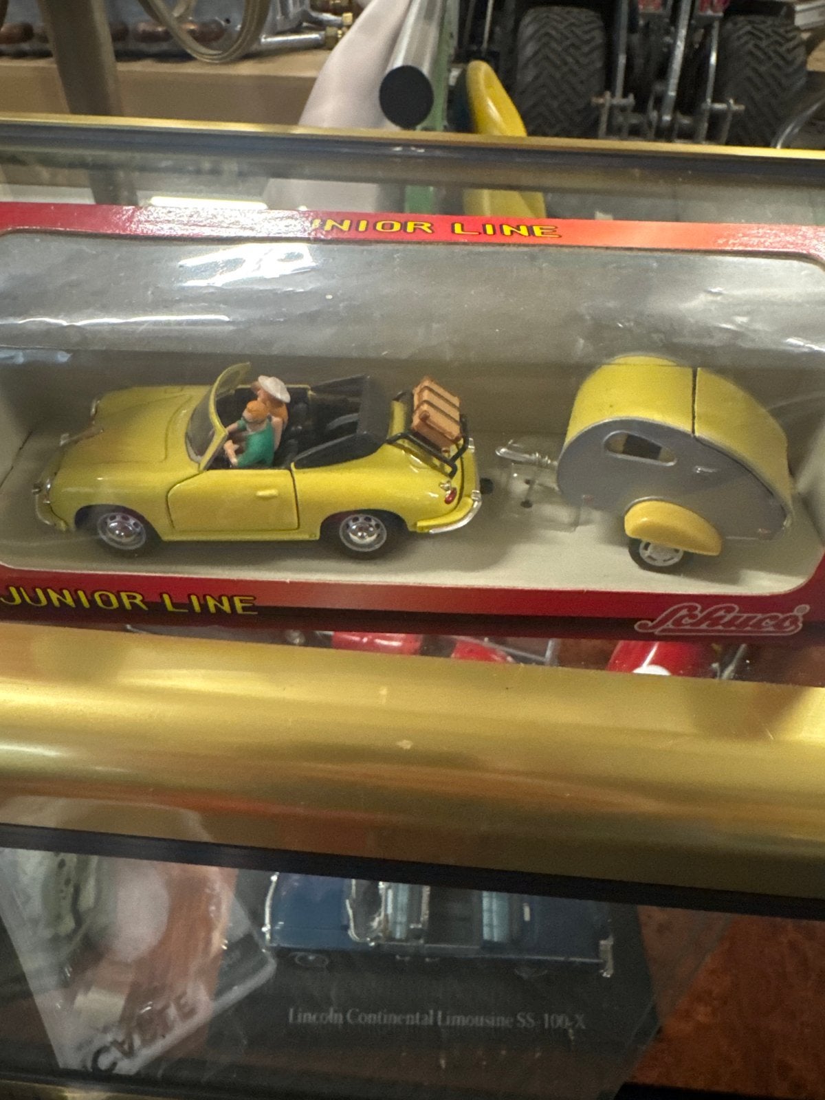 Porsche met caravan miniatuur auto in originele verpakking, 1:50 of kleiner, Auto, Zo goed als nieuw, Ophalen