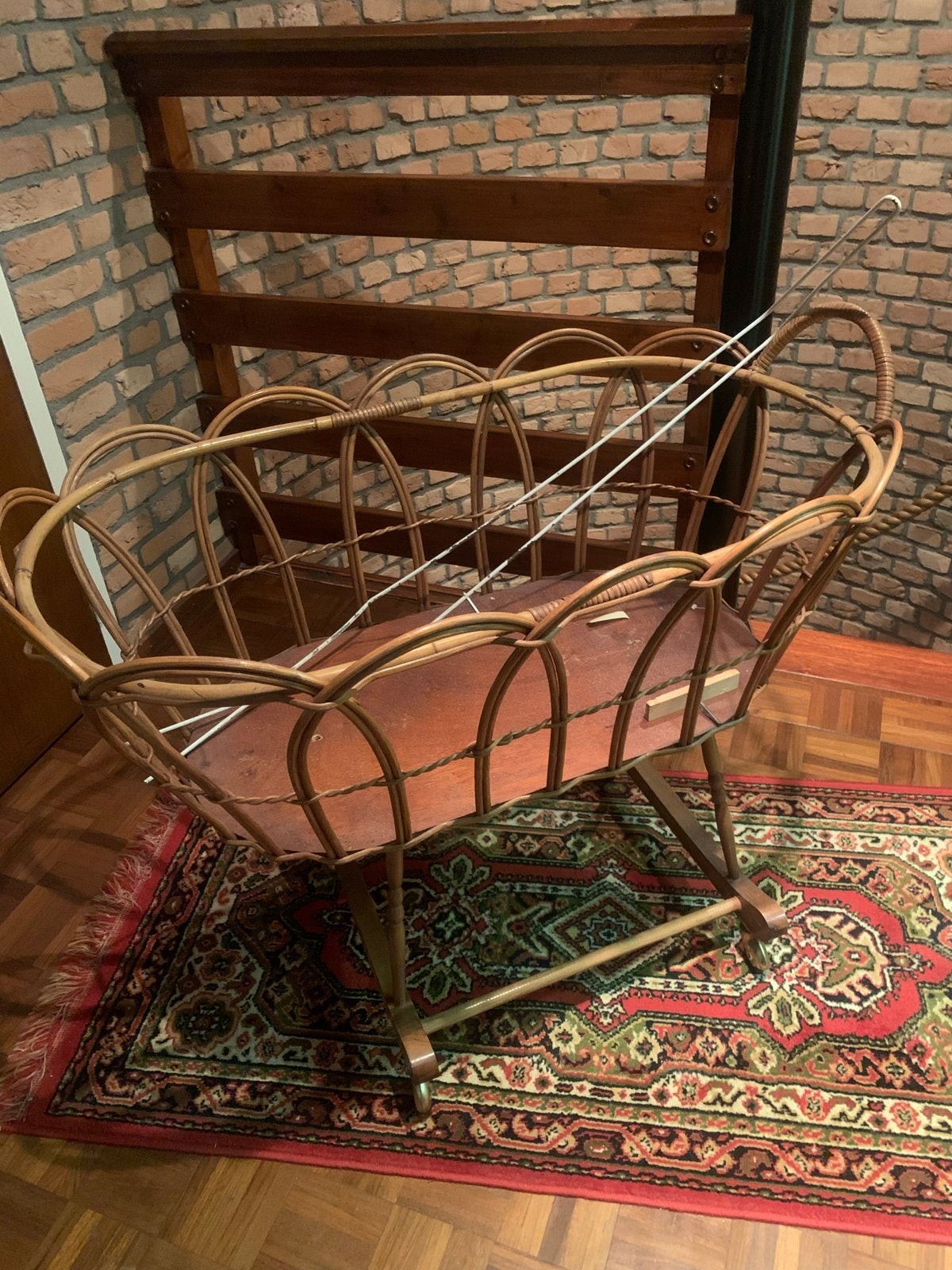 Antieke rotan wieg met hemel en blauw geborduurd bekleding, Ophalen, Gebruikt, Wieg