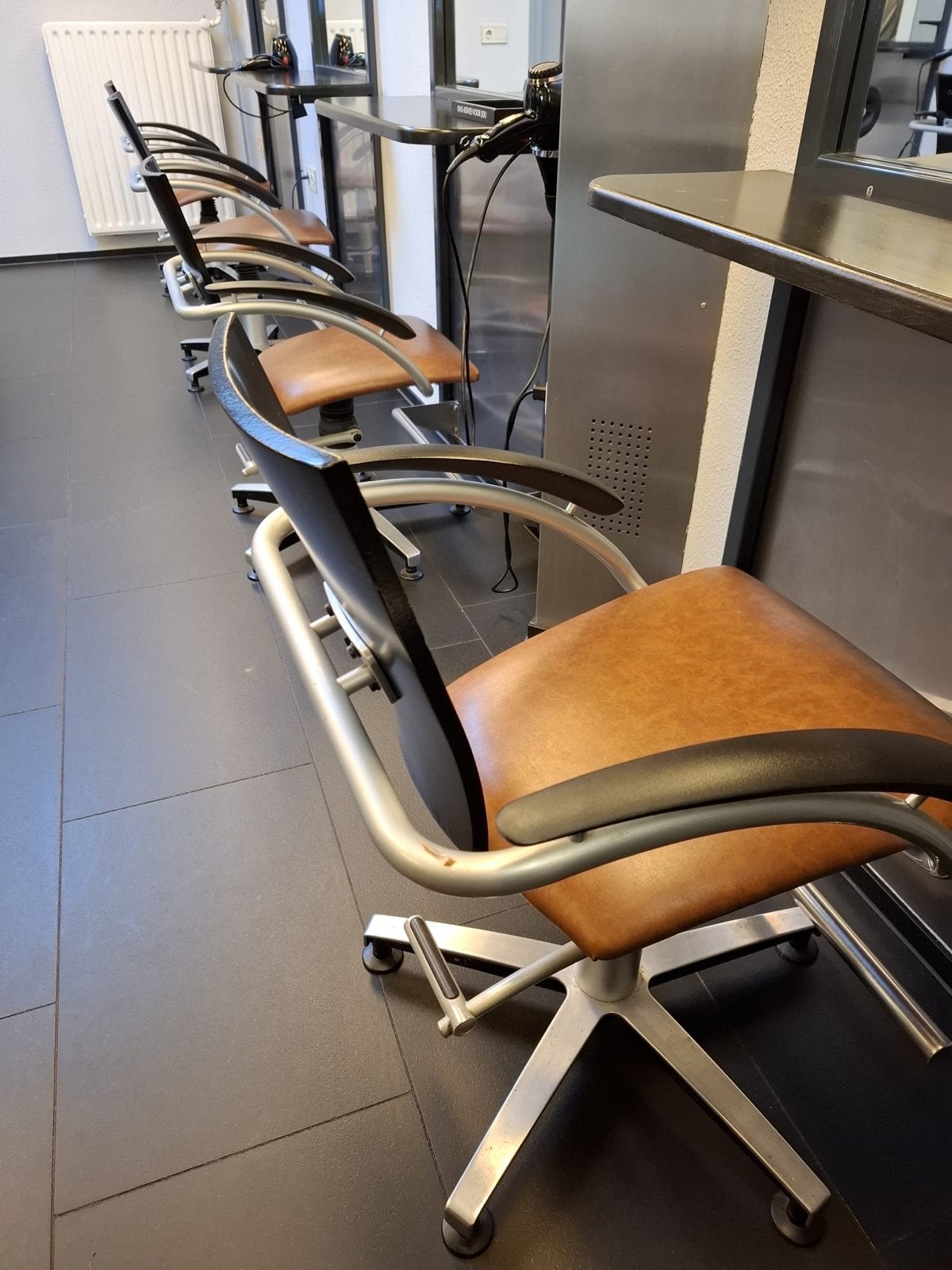 Partij van 18 kappersstoelen, Ophalen, Gebruikt, Meubilair