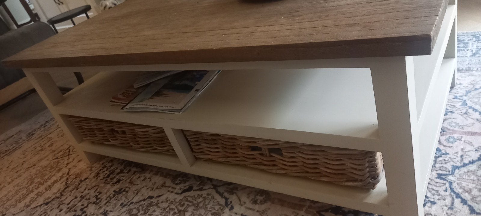 Salontafel met opbergruimte en rieten manden