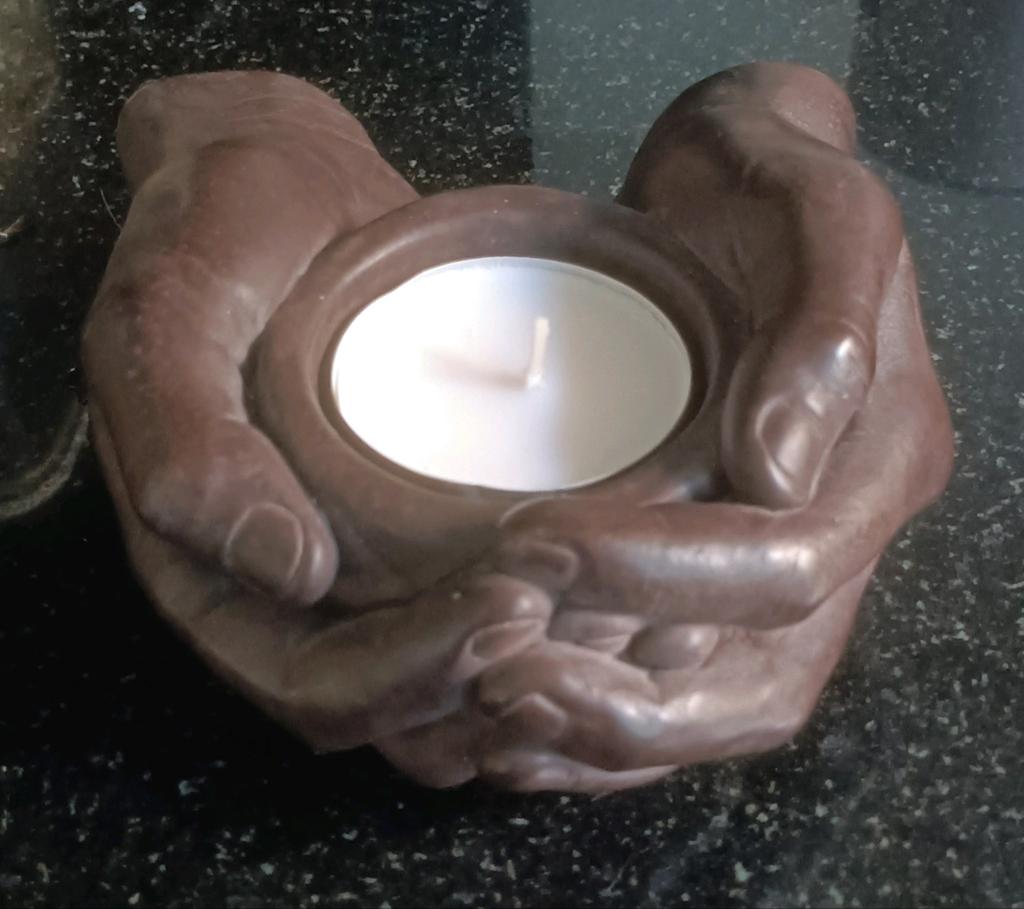 kandelaar gevouwen handen voor bij speciale foto, Ophalen of Verzenden, Zo goed als nieuw, Overige materialen, Minder dan 25 cm