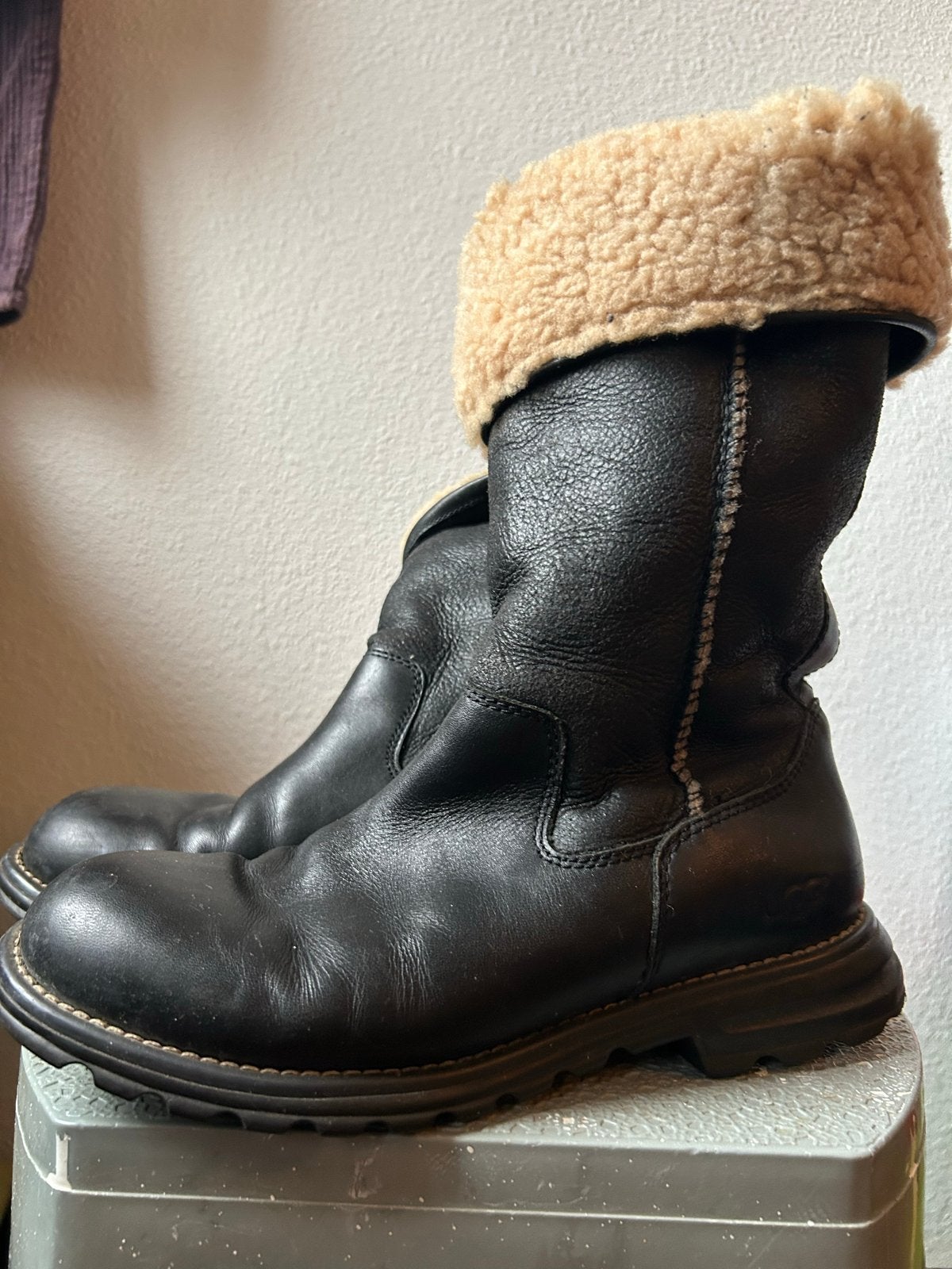 UGG Laarzen Zwart Leer met Bont - Maat 39, Kleding | Dames, Verzenden, Gedragen, Zwart, Lage of Enkellaarzen