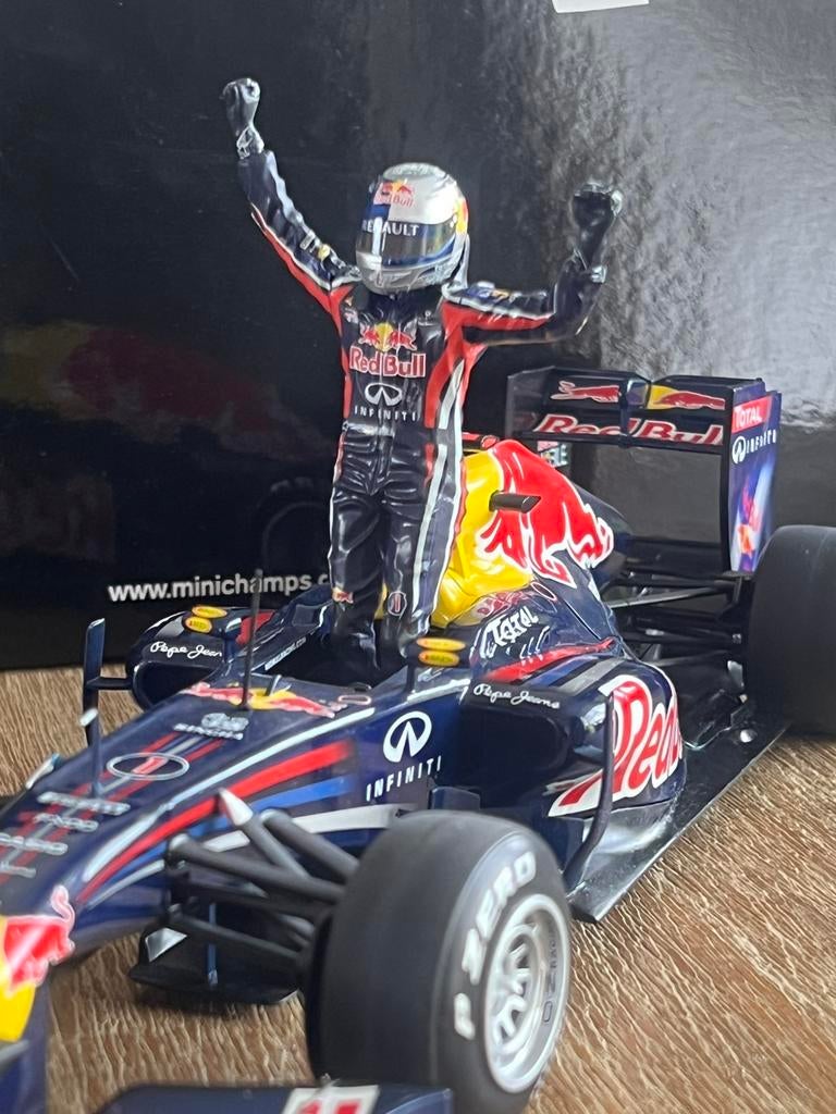 Sebastian Vettel Red Bull RB7 GP Spanje 2011 1:18, Ophalen of Verzenden, Zo goed als nieuw, MiniChamps