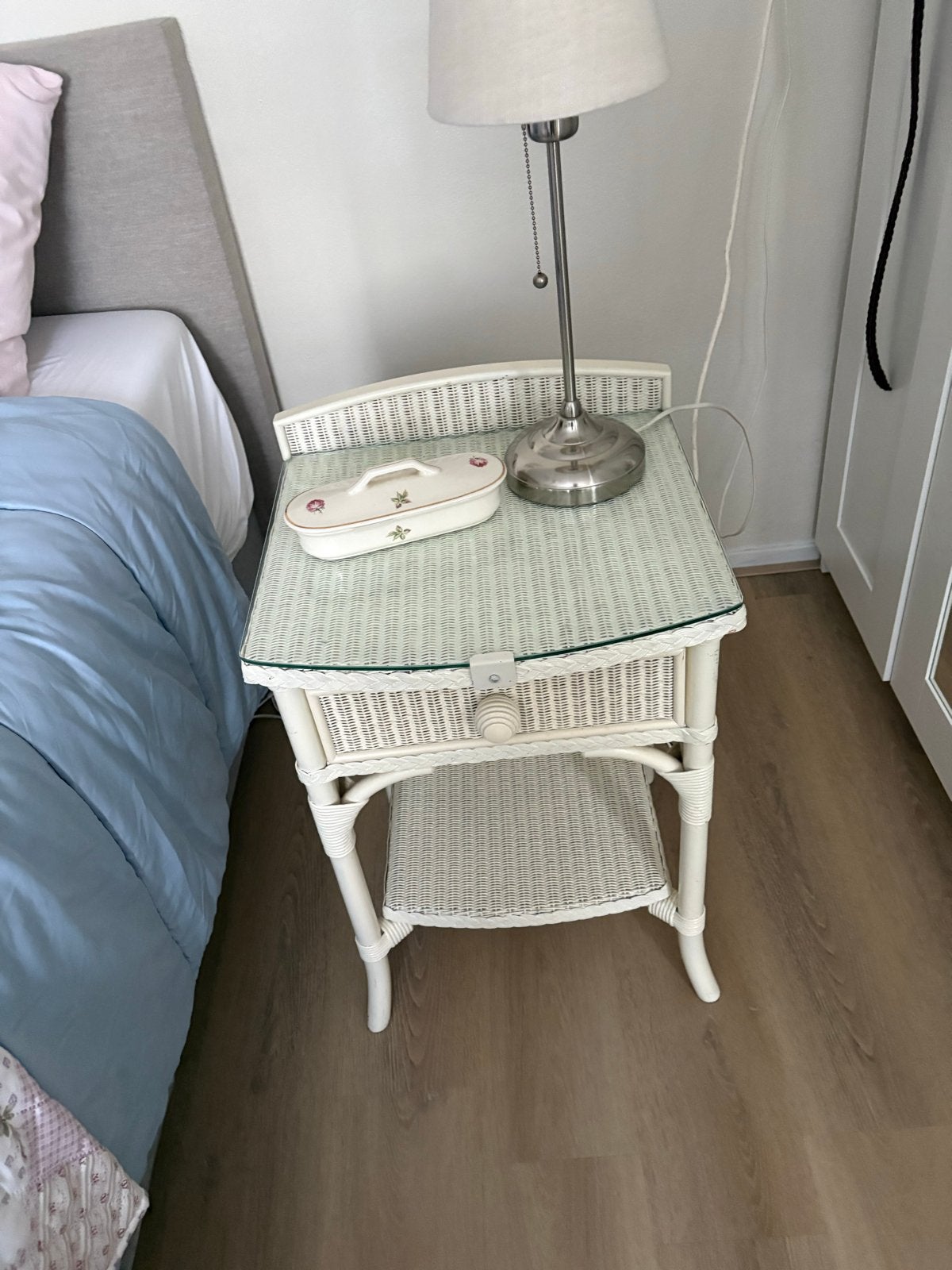 2x Lloyd Loom nachtkastjes met glasplaat en lade, Ophalen, Gebruikt, Minder dan 45 cm