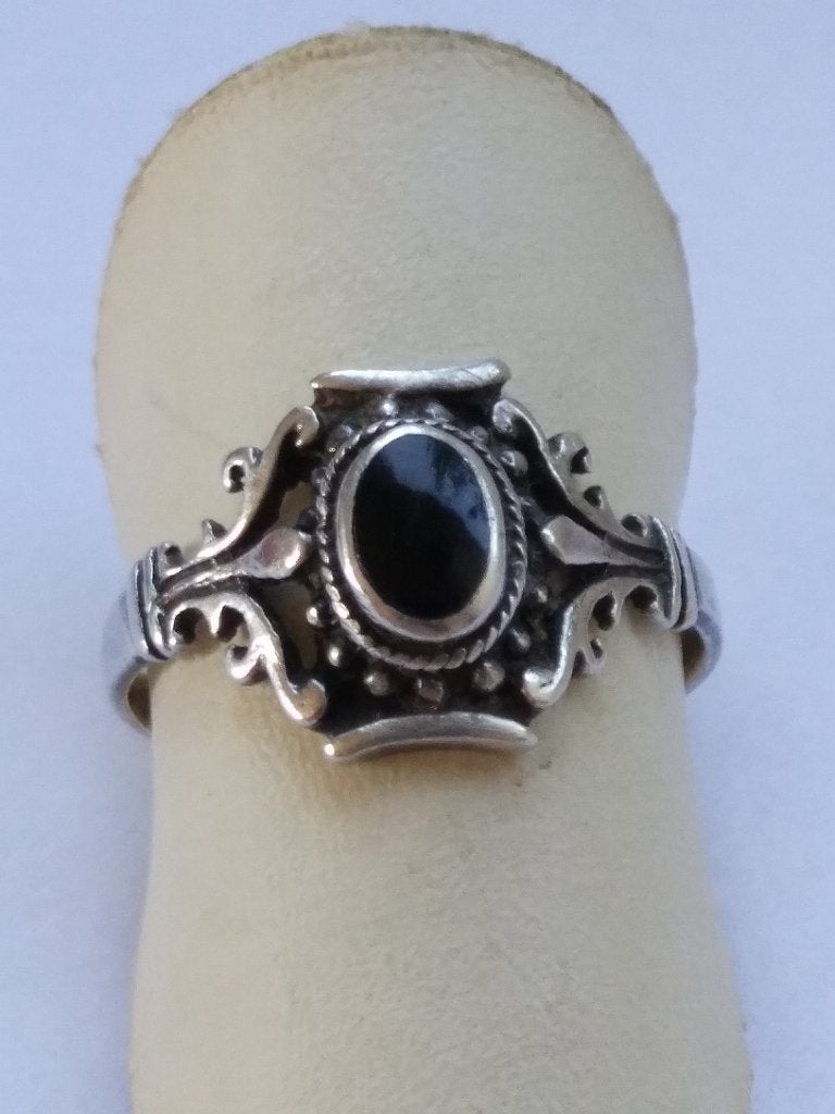 zilveren RING (925) maat 17, met ovale Onyx en rijk bewerkt, Ophalen of Verzenden, Zilver, Ring, Met edelsteen